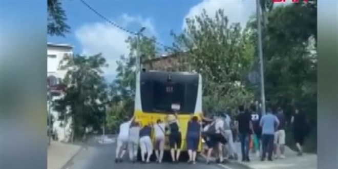 Arızalanan İETT otobüsünü yolcular itti