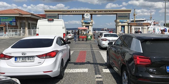 Çanakkale'deki feribot iskelelerinde dönüş yoğunluğu