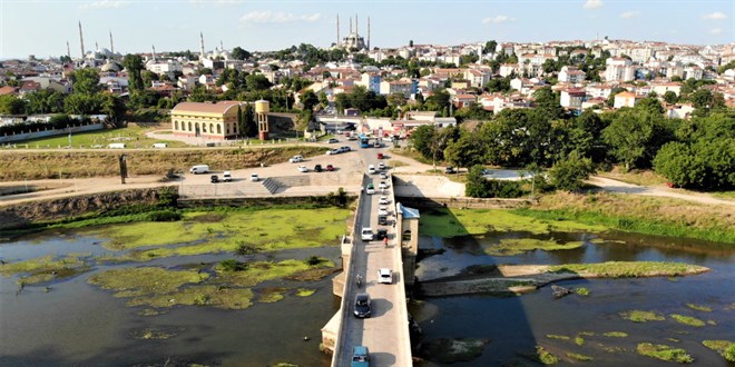 Edirne'de seviyesi düşen nehirlerde adacıklar oluştu