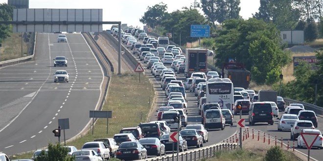 Tatilcilerin 70 kilometrelik dönüş çilesi