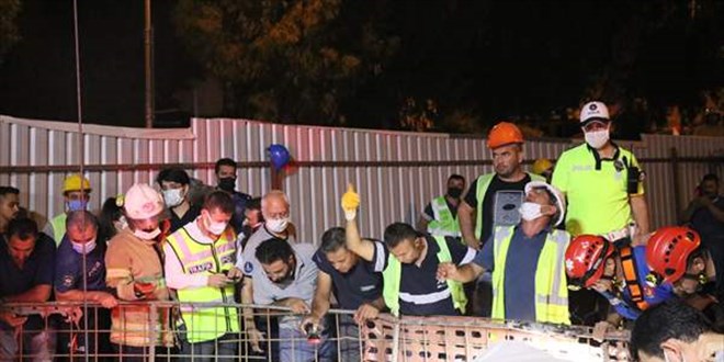 Otomobil metro inşaatındaki 25 metrelik boşluğa düştü: 1 ölü