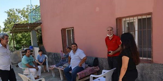 Kadın muhtar evleri tek tek gezerek vatandaşları aşıya teşvik ediyor