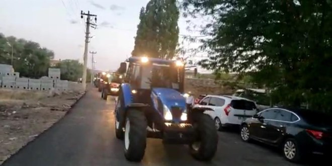 Damat çiftçi olunca düğün konvoyunu traktörler oluştu