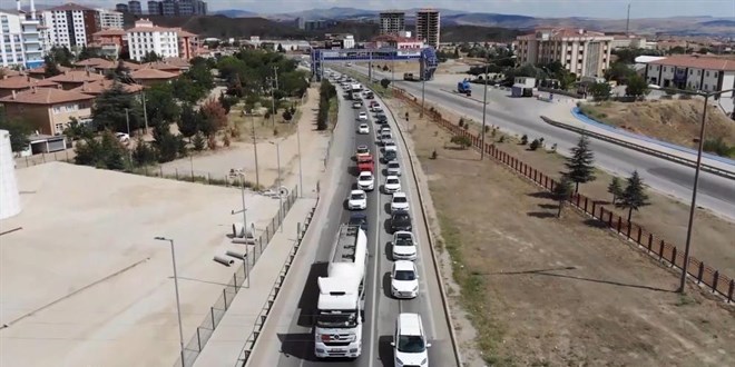 'Son gün' trafik yoğunluğu: Kilit kavşakta yine aynı manzara