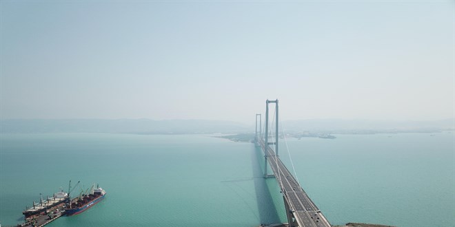 Planktonlar İzmit Körfezi'ni turkuaz rengine döndürdü