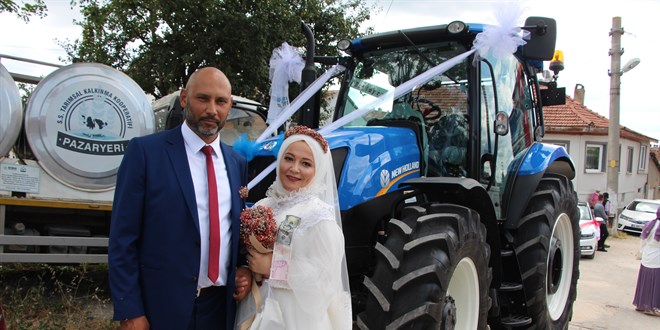 Bilecik'te evlenen 'ifti bakan', traktr gelin arabas yapt