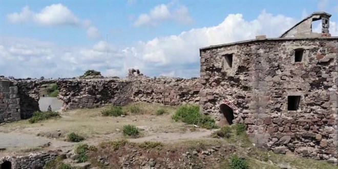 Tarihi Rumeli Feneri Kalesi ahıra döndü