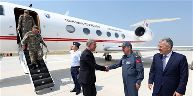 Bakan Akar'ı taşıyan uçağa kuş çarptı, uçak acil iniş yaptı