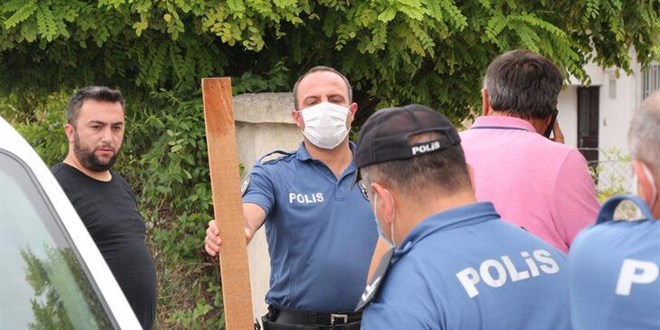 Sırasını beklemesini söyleyen doktora 'çivili tahta'yla saldırdı