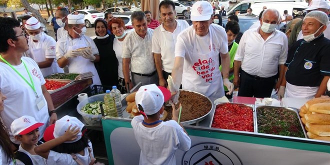Bakan Selçuk çocuklarla oyun oynadı, tantuni pişirdi