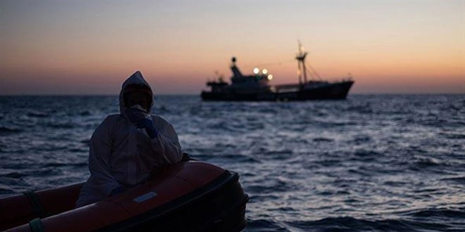 Göçmenleri taşıyan bot alabora oldu: 57 kişi hayatını kaybetti