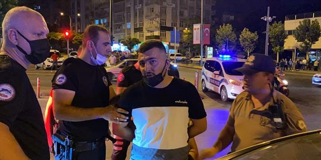 Dur ihtarına uymadı, polisi otomobilin kaputunda sürükledi