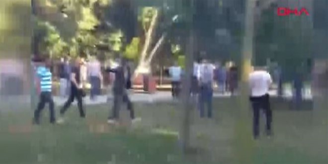 Gezi Parkı'nda seyyar satıcılar zabıtaya saldırdı