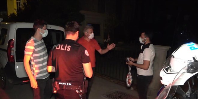 Karantinayı ihlal etti, 'HES kodu' ele verdi: Polis caddede dolaşırken yakaladı