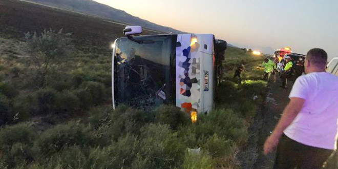 Aksaray'da yolcu otobüsü devrildi: 22 yaralı