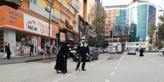 Polisten kalpleri ısıtan hareket: Trafiği durdurup yaşlı kadını karşıya geçirdi