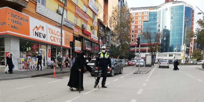 Polisten kalpleri stan hareket: Trafii durdurup yal kadn karya geirdi