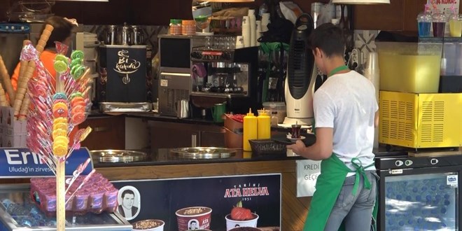 Dondurmacıda minik bebeğini unuttu, yarım saat sonra aramaya geldi