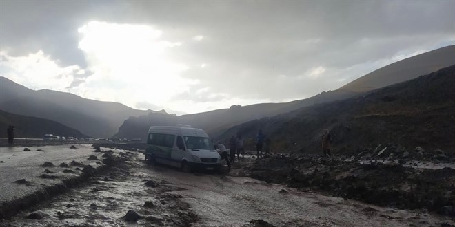 Kapanan Van-Hakkari kara yolu yeniden ulaşıma açıldı