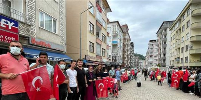 Arhavi'deki selde görev yapan jandarmalar bayraklarla uğurlandı