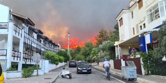 Bir yangın da Marmaris'te: Yerleşim yerlerini tehdit ediyor