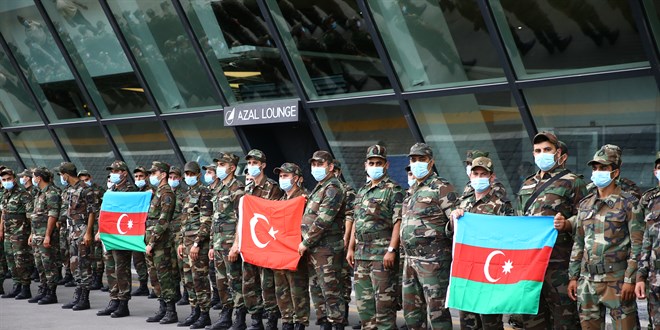 Azerbaycan, Türkiye'ye 100 kişilik uzman ekip gönderdi