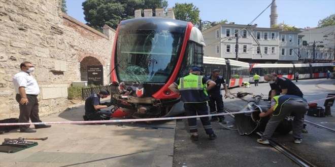 Fatih'te raydan çıkan tramvay elektrik direğine çarptı