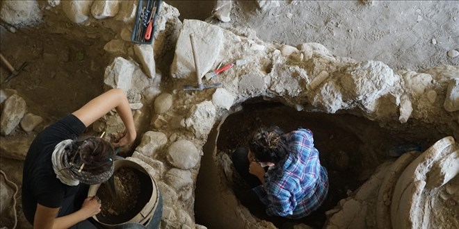 Antandros Antik Kenti'nde 2 bin 400 yıllık pitos mezar bulundu