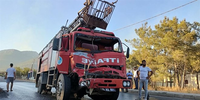 Freni boşalan itfaiye aracı tıra çarptı, iki itfaiye eri yaralandı