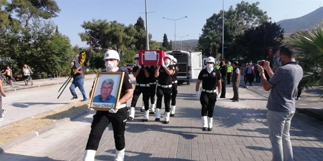 Orman �ehidi babas�n� avukat c�bbesiyle ebediyete u�urlad�