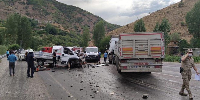 Bitlis'te feci trafik kazas: 2 l, 3 yaral