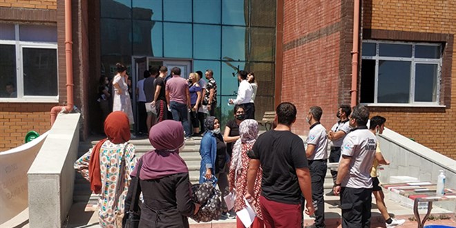 KPSS'ye girecek adaylarla görevliler arasında 'saat' krizi