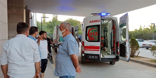 Kayseri'de ni�an t�reni s�ras�nda balkon ��kt�: 13 yaral�