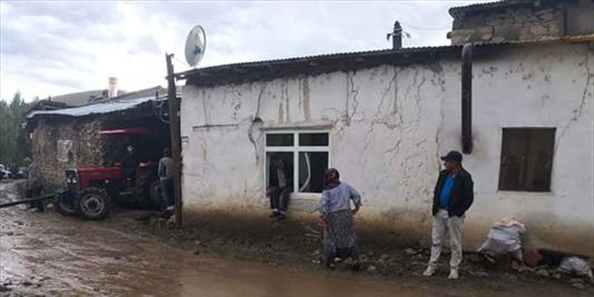 Bayburt'ta sel nedeniyle ev ve ahırları su bastı, hayvanlar telef oldu