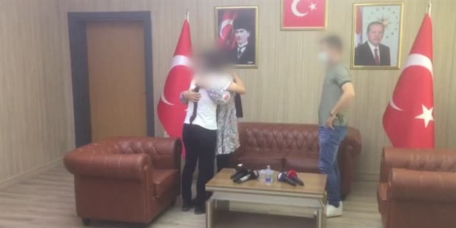 Mardin'de teslim olan 2 kadn terrist aileleriyle buluturuldu