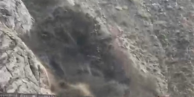 Hakkari-Van karayolunda toprak kayması meydana geldi