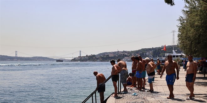 İstanbullular, sıcak havada Boğaz'ın sularında serinledi