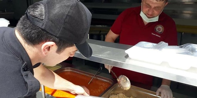 EGM ekipleri, yangın bölgelerinde yemek dağıtımına başladı