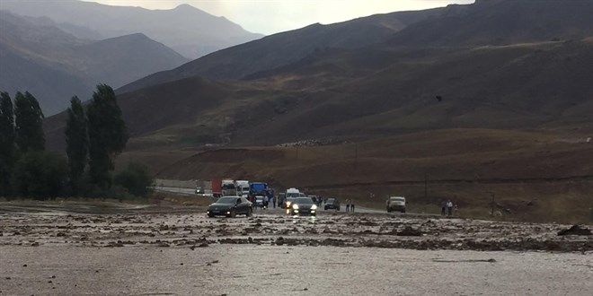 Van-Hakkari kara yolu sel nedeniyle kapandı