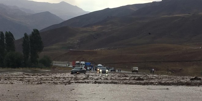 Van-Hakkari kara yolu sel nedeniyle kapand