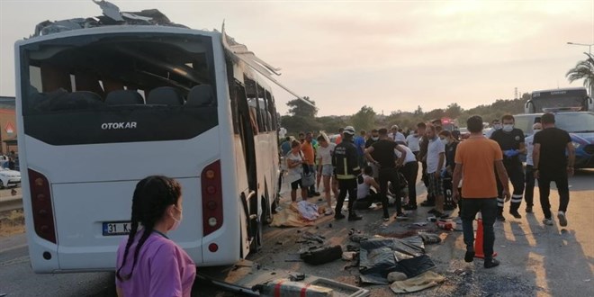 Yolcu taşıyan tur otobüsü takla attıı: 3 ölü, 16 yaralı
