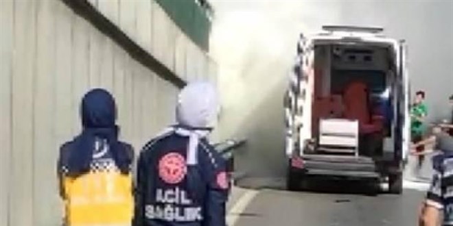 Görev yaptığı ambulans alev alınca gözyaşlarına boğuldu