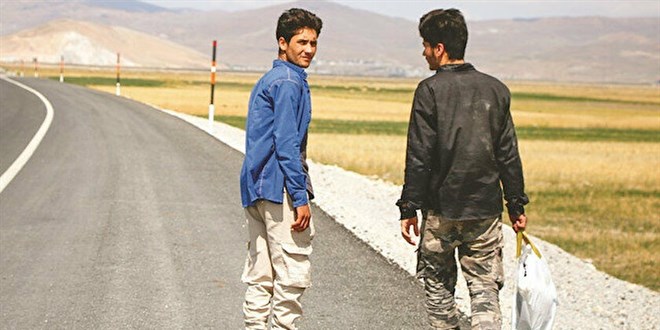 Afgan gmenler yakalanmamak iin 2-4'l gruplara blnd