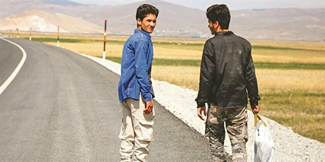 Afgan göçmenler yakalanmamak için 2-4'lü gruplara bölündü
