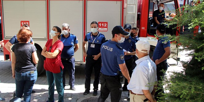 'Dairesi kokuyor' diyerek kedi besleyen kadını polise şikayet ettiler