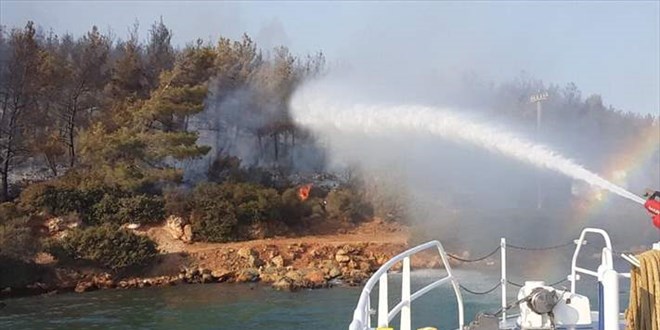 Ky Emniyeti ekipleri orman yangnlarna denizden mdahale ediyor