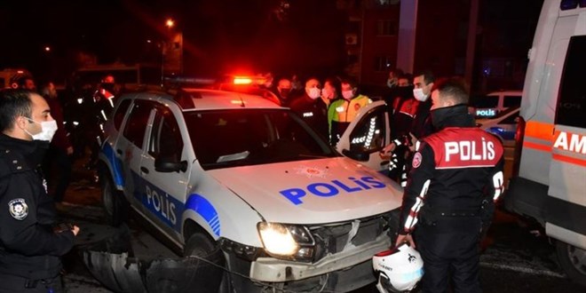 zmir'de polis arac kaza yapt: 1 polis ehit oldu