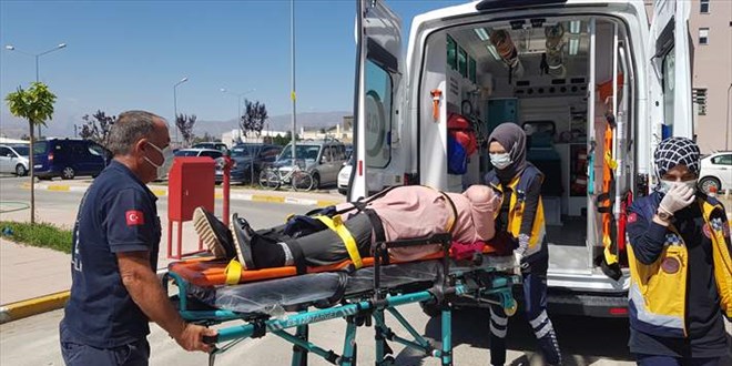 Erzincan'da yolcu otobüsü tıra çarptı: 26 yaralı