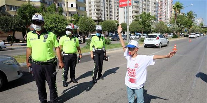 Trafik polisliğine özenen çocuğa uygulama noktasında 'temsili görev'