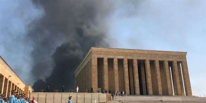 Başkent'teki yangın Anıtkabir'deki 'YAŞ' töreninden göründü